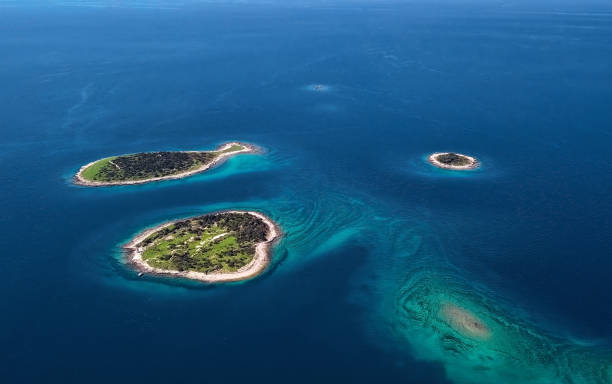 vue aérienne des îles désertiques et de l’île en forme de poisson gaz, brijuni park, croatie - archipel photos et images de collection