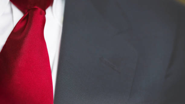 クローズアップ黒ビジネススーツと赤いネクタイの背景 - necktie close up suit lapel ストックフォトと画像