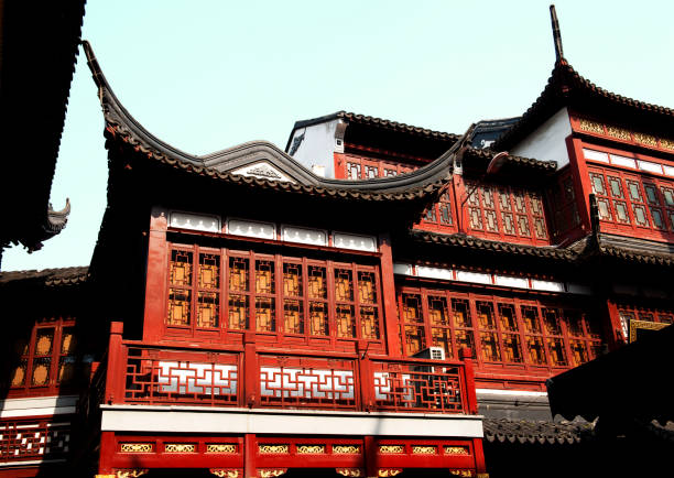 red traditional chinese style building - shanghai temple door china stock-fotos und bilder