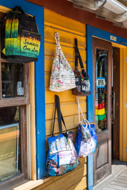 handtaschen, rucksäcke, taschen und andere jamaica/rastafari-waren - bob marley stock-fotos und bilder