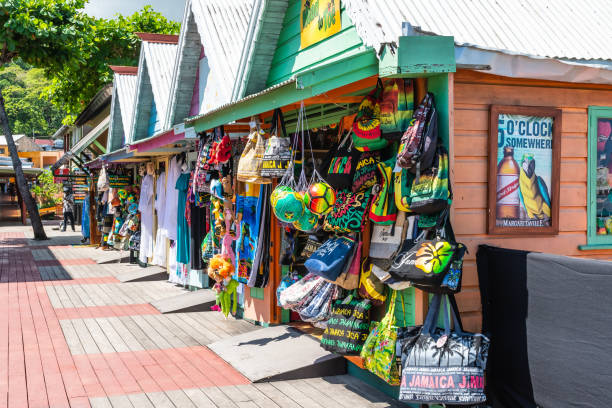 ジャマイカ/ラスタ/ラスタファリアンカラフルな熱帯工芸品市場での色のアイテム - ジャマイカ文化 写真 ストックフォトと画像