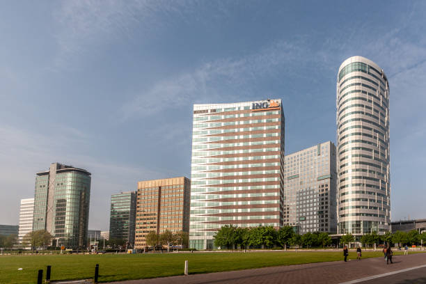 kantoorgebouwen op amsterdam bijlmer, nederland - 2019 - bijlmer stockfoto's en -beelden