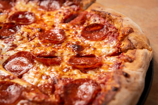 pepperoni pizza nahaufnahme - pepperonipizza stock-fotos und bilder