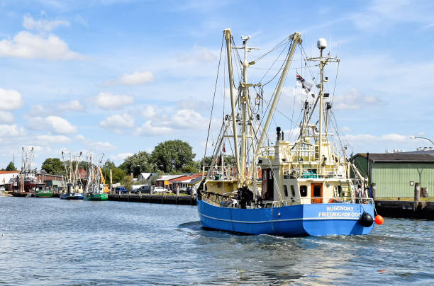 łódź rybacka wpływa do portu büsum w północnej fryzji w niemczech - kutter zdjęcia i obrazy z banku zdjęć