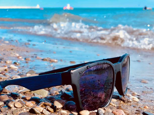 солнцезащитные очки на пляже photograhy - photograhy стоковые фото и изображения