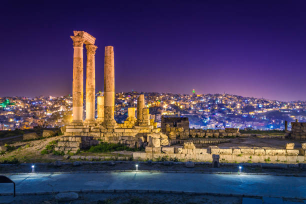 temple of hercules at amman citadel in amman, jordan. - jordânia imagens e fotografias de stock