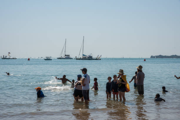 giocare nel mare di timor: mindil beach - women wading sun hat summer foto e immagini stock