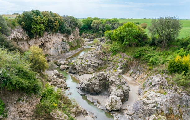 paesaggio panoramico a vulci, in provincia di viterbo, lazio, italia centrale. - viterbo province foto e immagini stock