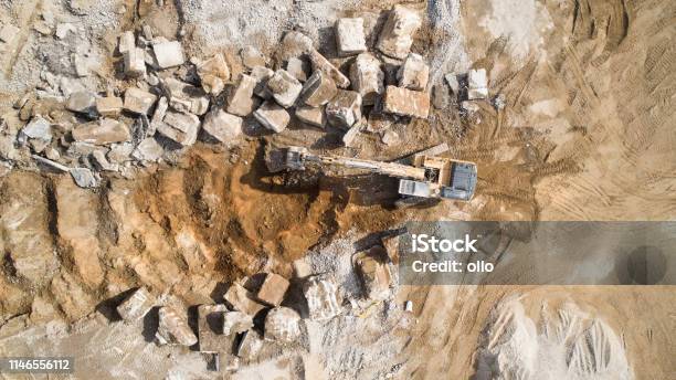 Photo libre de droit de Grande Zone De Démolitiondébris Et Engins De Chantier Bulldozer banque d'images et plus d'images libres de droit de Rocher