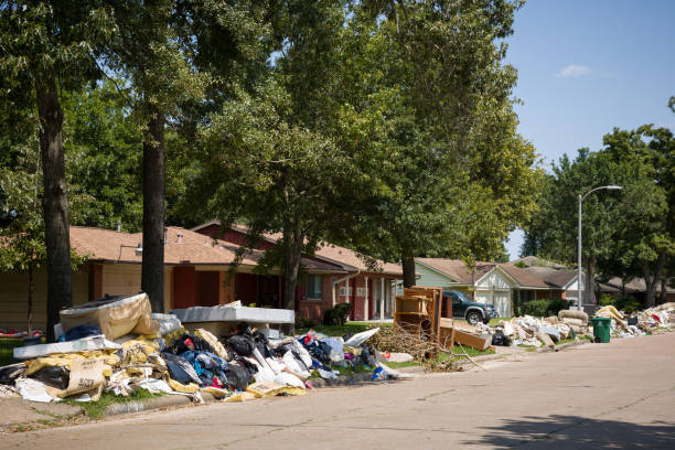houston, texas, états-unis, septembre 10 2017: maisons endommagées sur l’une des rues. après l’ouragan harvey. ordures et les ménages endommagés à l’extérieur des maisons. - harvey photos et images de collection