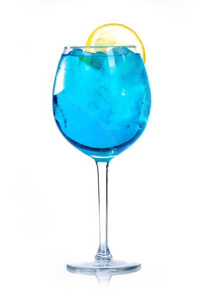 boisson bleue avec des glaçons et du citron sur le fond blanc, isolé - liqueur color image isolated nobody photos et images de collection