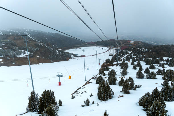 kolejka linowa w ośrodku narciarskim - skiing snow snowboarding winter sport zdjęcia i obrazy z banku zdjęć