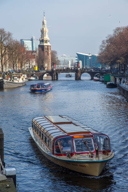 нидерланды: oudeschans в амстердаме - montelbaan tower стоковые фото и изображения