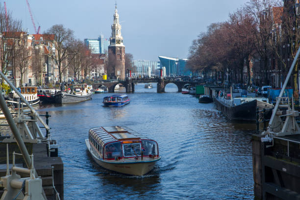 нидерланды: oudeschans в амстердаме - montelbaan tower стоковые фото и изображения