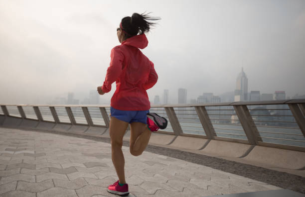 香港市で実行されている健康的なライフスタイルの女性ランナー - kowloon peninsula audio ストックフォトと画像