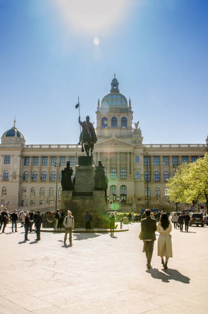 menschen, die vor dem prager museum spazieren gehen - tourist day prague crowd stock-fotos und bilder