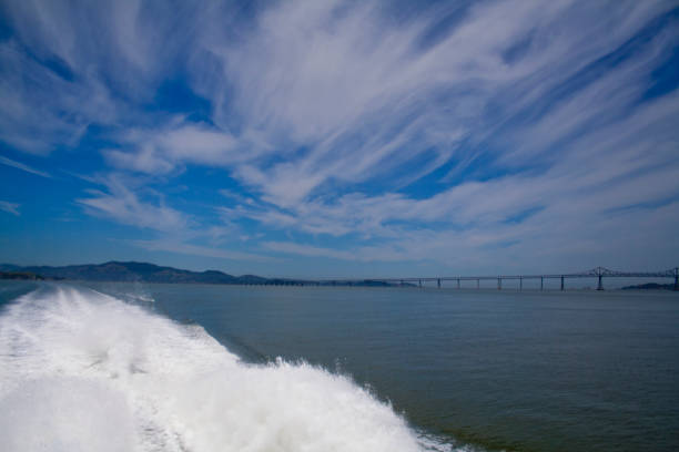 piękne miejsce oceanu i lekkie zachmurzone niebo w bay area - richmond san rafael bridge zdjęcia i obrazy z banku zdjęć