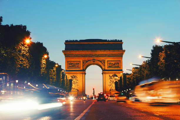 arco di trionfo a parigi francia di notte - arc arc de triomphe paris france street foto e immagini stock