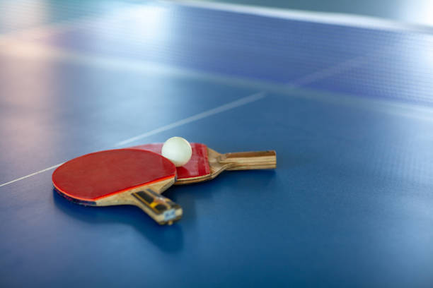 pingpong rackets and ball and net on a blue pingpong table - gold medal audio imagens e fotografias de stock
