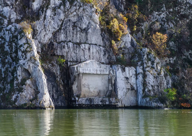 una targa commemorativa romana sul danubio al confine tra serbia e romania - danube river serbia ravine romania foto e immagini stock