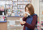 frau-mit-gewebe-in-der-apotheke-und-halten-pillen-flasche.jpg?b=1&s=170x170&k=20&c=7n2jIGTKd3tN7gIdLSy95iH1Sgv0YFkiqKTDvDUExIk=