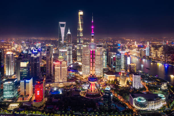 夜の上海市のスカイラインの空中ビュー - shanghai tower ストックフォトと画像