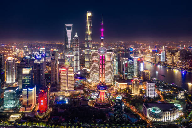 aerial view of shanghai city skyline at night - rio huangpu imagens e fotografias de stock