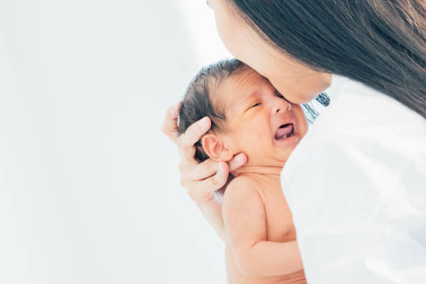 bebê recém-nascido asiático com matriz - sucking asian ethnicity baby mother - fotografias e filmes do acervo