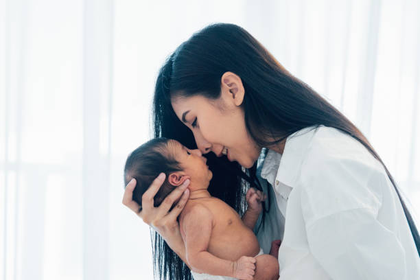 neonato asiatico con madre - sucking asian ethnicity baby mother foto e immagini stock