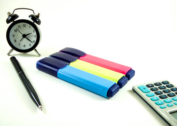 environnement d’affaires avec des stylos de couleur de calculatrice et montre sur le fond blanc - mathematical symbol mathematics pencil sharp photos et images de collection