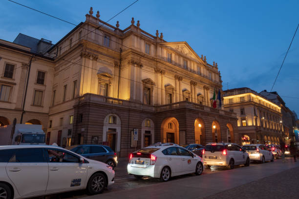 la ópera de la scala en la noche - milan italy stage theater opera house built structure fotografías e imágenes de stock
