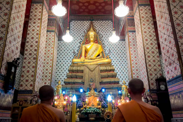 bangkok, thailandia - 22 novembre 2018 : una bellissima statua di buddha nel tempio di wat arun è stata costruita durante il regno del re rama iii per essere rispettata dai popoli e dai monaci in thailandia. - editorial thailand spirituality gold foto e immagini stock