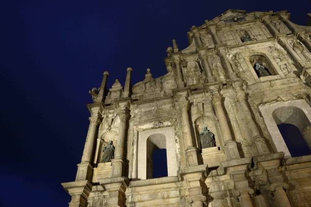 nachtbeleuchtung der ruinen von st. paul es in macau - unesco world heritage site macao church stone stock-fotos und bilder