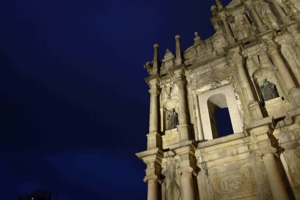 illuminazione notturna delle rovine di san paolo a macao - unesco world heritage site macao church stone foto e immagini stock