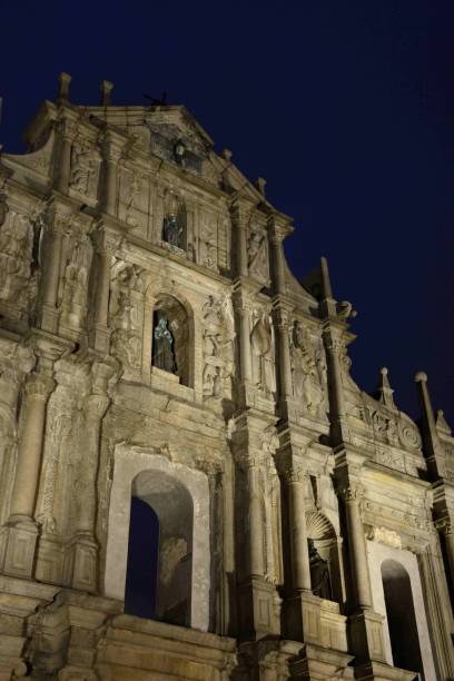 illuminazione notturna delle rovine di san paolo a macao - unesco world heritage site macao church stone foto e immagini stock