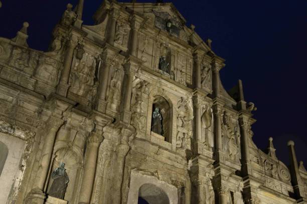 illuminazione notturna delle rovine di san paolo a macao - unesco world heritage site macao church stone foto e immagini stock