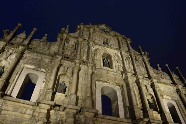 illuminazione notturna delle rovine di san paolo a macao - unesco world heritage site macao church stone foto e immagini stock