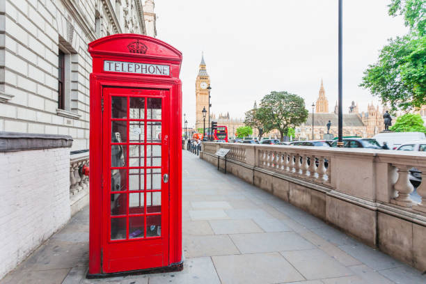 市内の歩道にある赤い電話ボックス - red telephone box ストックフォトと画像