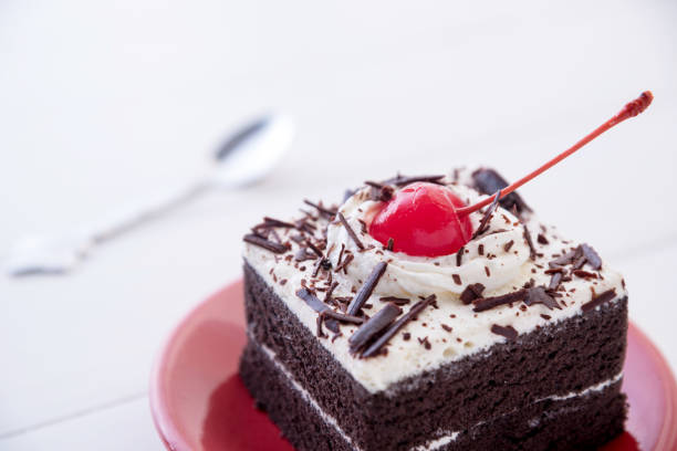プレート内のケーキのクローズアップ - unhealthy eating cherry chocolate close up ストックフォトと画像