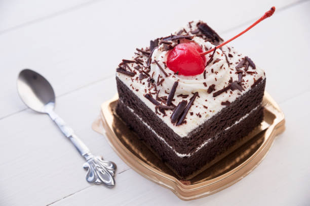 プレート内のケーキのクローズアップ - unhealthy eating cherry chocolate close up ストックフォトと画像
