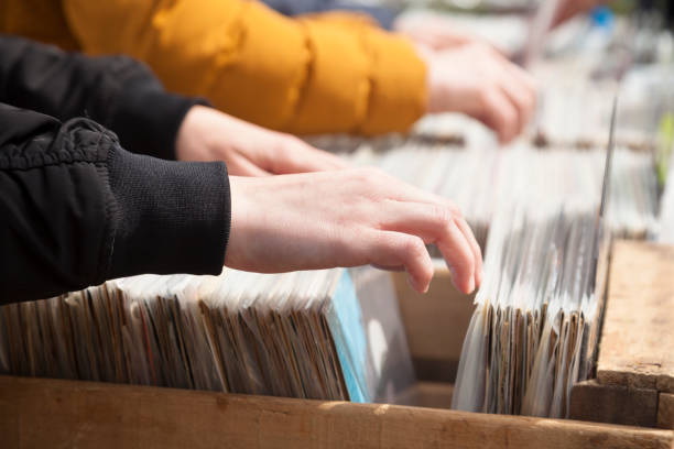 istock Choosing old records in flea market 1146640242