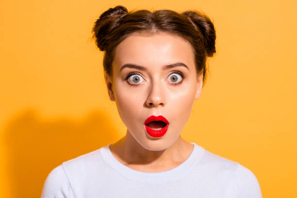 retrato de cerca de ella agradable atractiva hermosa chica desconcerto abrió la boca impresionantes noticias aisladas sobre brillante brillo vivo amarillo fondo - mujer sorpresa fotografías e imágenes de stock