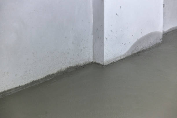 istock Smoothing the concrete floor by hand skill 1146646736