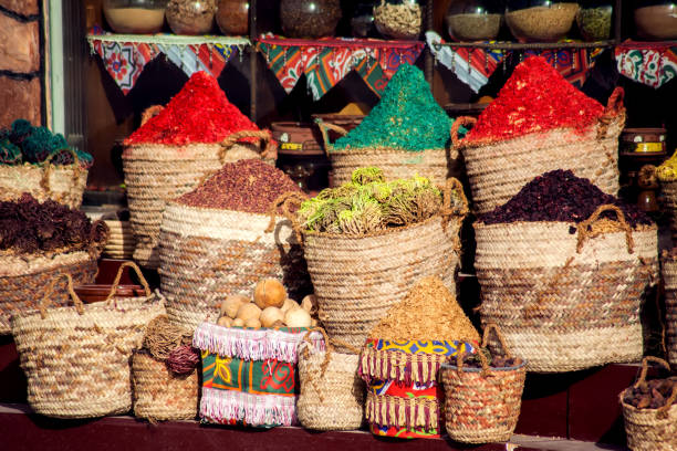 torby kolorowych ziół i przypraw na rynku egiptu - east spice middle market zdjęcia i obrazy z banku zdjęć