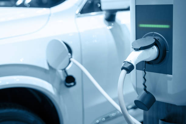 ricarica di una batteria per auto elettriche, nuova tecnologia innovativa veicolo elettrico ev - veduta dallalto foto e immagini stock