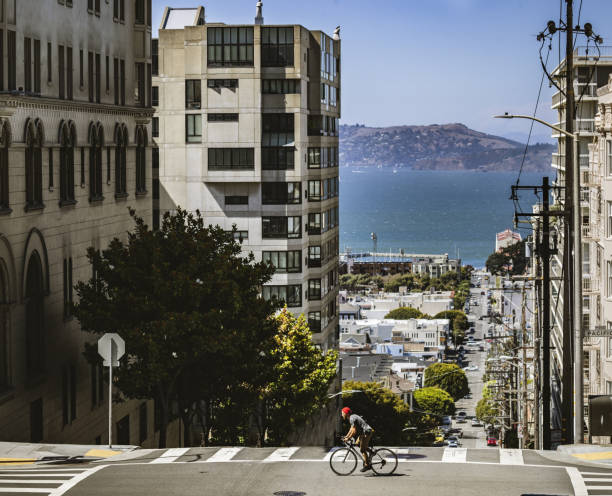 bicycle riding in san francisco: commuter with racing bike - bicycle messenger imagens e fotografias de stock