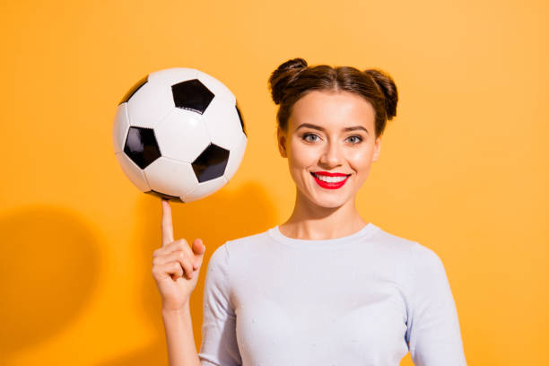 cerca de la foto hermosa ella su dama bastante peinado de la bola del viento en el truco de entrenamiento del dedo hábil talentoso programa de televisión deportiva de estilo de vida deportivo de vestir casual blanco de fondo amarillo aislado - finger football fotografías e imágenes de stock
