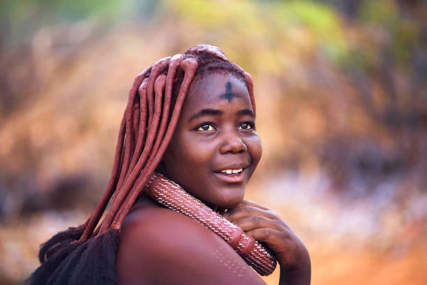 Beautiful and young himba tribe woman wearing traditional hairstyle and necklace Opuwo, Namibia - March 31, 2019: Beautiful and young himba woman wearing traditional hairstyle and necklace. The Himba people are indigenous tribe living in northern Namibia. kaokoveld stock pictures, royalty-free photos & images
