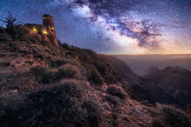 grand canyon deserto vista torre di guardia di notte con via lattea - south rim foto e immagini stock