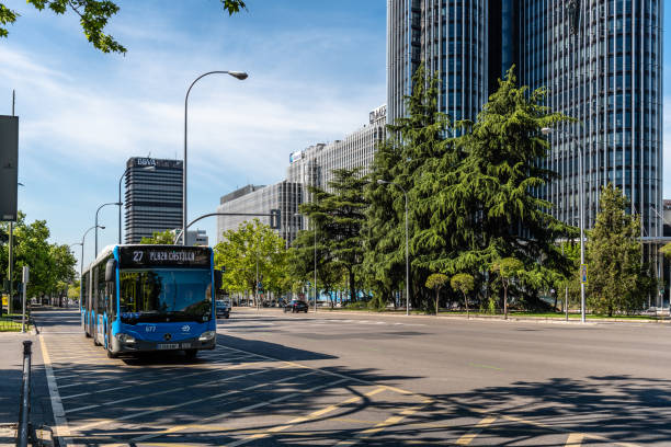 autobus kursujący przez dzielnicę finansową madrytu - paseo de la castellana zdjęcia i obrazy z banku zdjęć